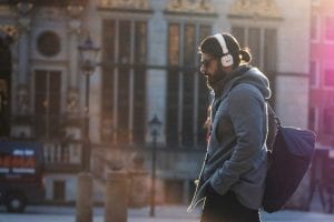 De 5 beste podcastseries voor jou als millennial - by Lukas Hartmann - man-in-gray-hooded-jacket-walking-on-gray-bricks-pavement-907526 (1)