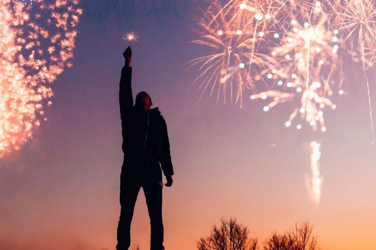 Hoe 2020 jouw jaar wordt - by Rakicevic Nenad - man-with-fireworks-769525