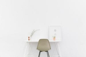 Perfectionisme - Waarom perfectionisme niet loont - by Pixabay - beige-and-black-chair-in-front-of-white-desk-509922