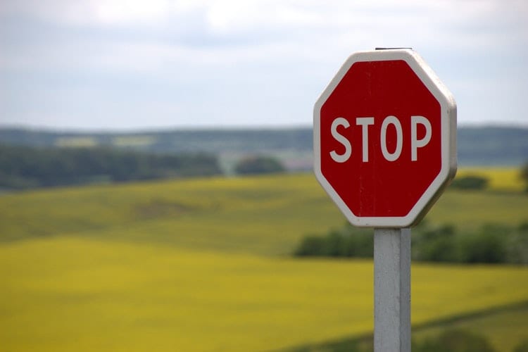 Grens - Waarom een oplossing vaak geen oplossing is - red-stop-sign by pixabay - 39080