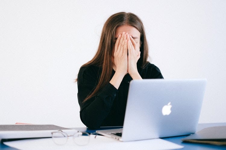 productivity guilt - millennials lijden aan productivity guilt - by Anna Shvets - woman-with-hands-on-her-face-in-front-of-a-laptop-4226215