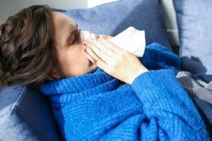 3 tips voor een sterk immuunsysteem - by Polina Tankilevitch - woman-in-blue-sweater-lying-on-bed-3873179