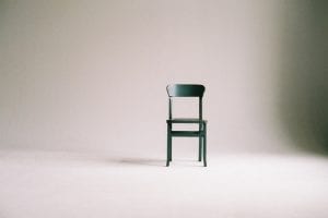 arbeidsmarkt blijft krap - by paula schmidt - green-wooden-chair-on-white-surface-963486