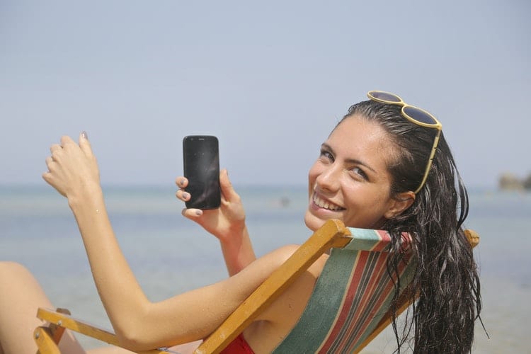 smartphone feitjes - digitale detox doe je zo - by Andrea Piacquadio - woman-sitting-on-sun-lounger-768114