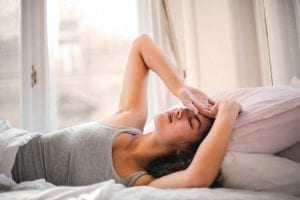 slaap verbeteren - slaapprobleem - dit kan jij aan jouw slaapprobleem doen - by Andrea Piacquadio- woman-in-gray-tank-top-lying-on-bed-3768582
