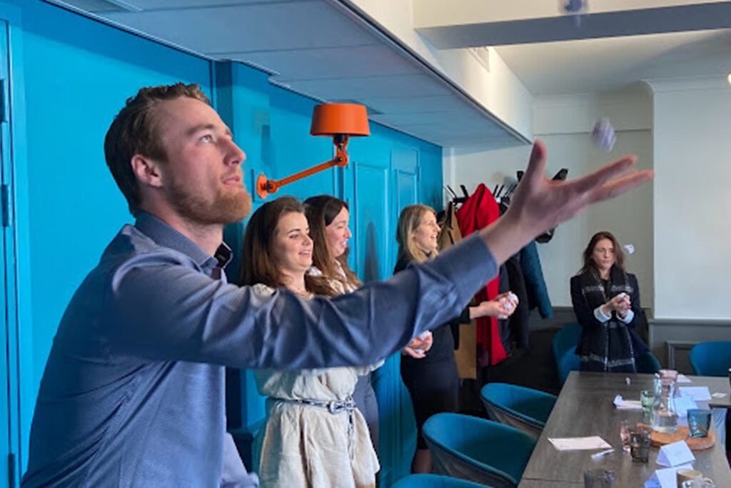 jongleren met propjes - young professional trainingen en workshops - baas over je eigen ontwikkeling