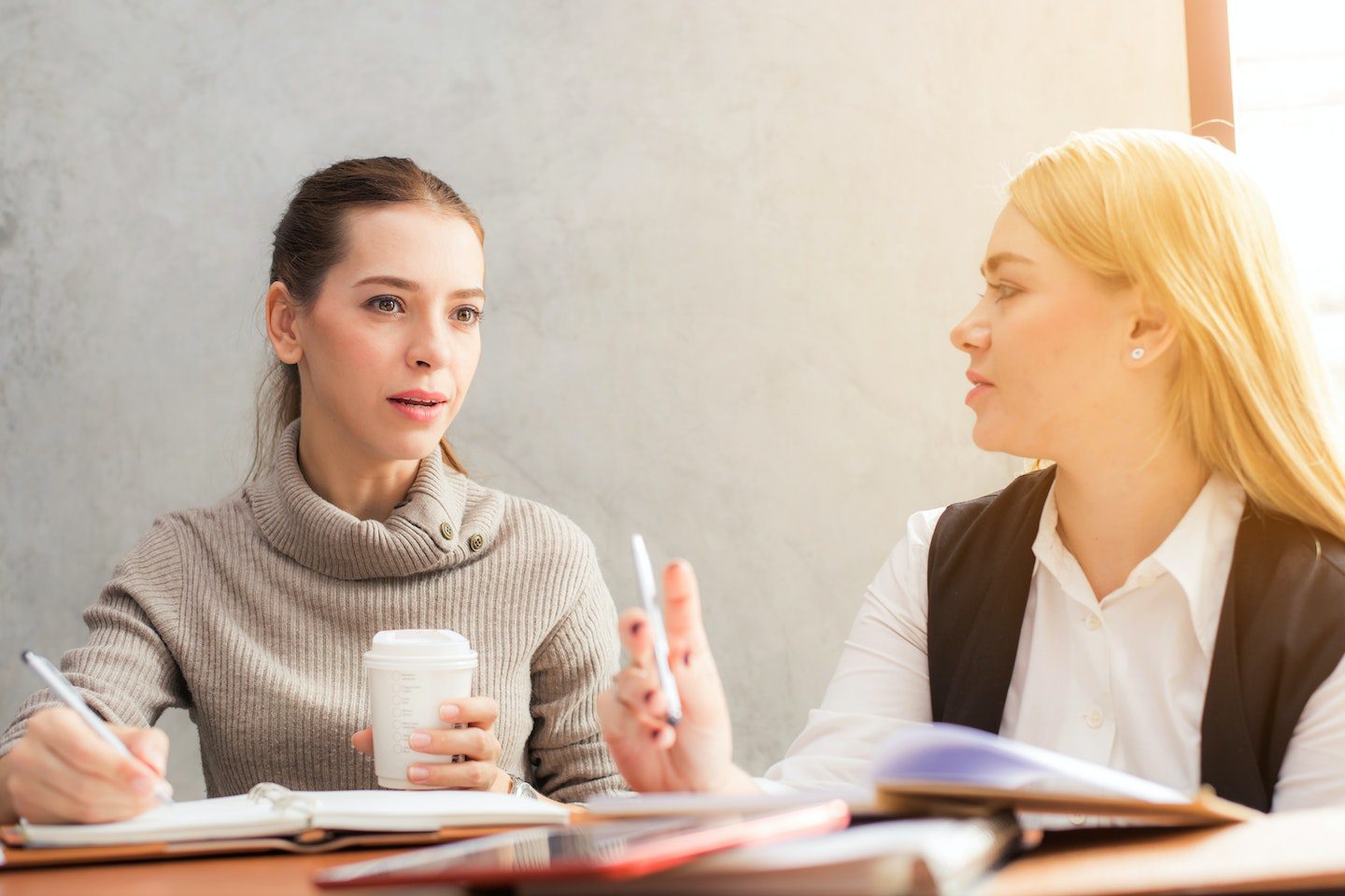 twee vrouwen in een meeting angst om je plek te pakken in een meeting